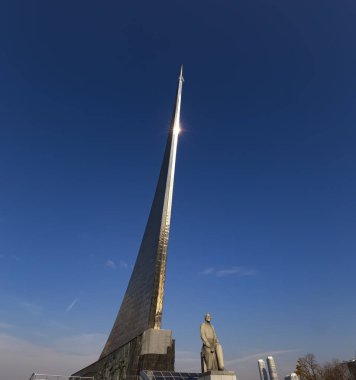 MOSCOW, RUSSIA - 17 Ekim 2019: VDNK sergi merkezi yakınlarındaki Kozmonotlar Müzesi 'nin parkındaki Uzay Anıtı Fatihleri, Rusya        