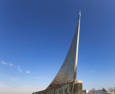 MOSCOW, RUSSIA - 17 Ekim 2019: VDNK sergi merkezi yakınlarındaki Kozmonotlar Müzesi 'nin parkındaki Uzay Anıtı Fatihleri, Rusya        