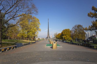 MOSCOW, RUSSIA - 17 Ekim 2019: VDNK sergi merkezi yakınlarındaki Kozmonotlar Müzesi 'nin parkındaki Uzay Anıtı Fatihleri, Rusya        