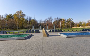 MOSCOW, RUSSIA - 17 Ekim 2019: VDNK sergi merkezi yakınlarındaki Kozmonotlar Müzesi 'nin parkındaki Uzay Anıtı Fatihleri, Rusya        