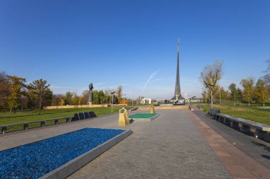 MOSCOW, RUSSIA - 17 Ekim 2019: VDNK sergi merkezi yakınlarındaki Kozmonotlar Müzesi 'nin parkındaki Uzay Anıtı Fatihleri, Rusya        