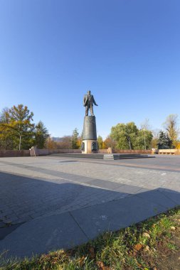 MOSCOW, RUSSIA - 17 Ekim 2019: Moskova, Rusya 'daki VDNK sergi merkezi yakınlarındaki Kozmonotik Müzesi' nin parkındaki Uzay Anıtı Fatihleri. Rusçadan İngilizce çeviri: Sergei Pavlovich Korolev