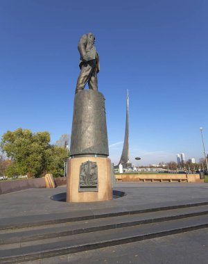 MOSCOW, RUSSIA - 17 Ekim 2019: VDNK sergi merkezi yakınlarındaki Kozmonotlar Müzesi 'nin parkındaki Uzay Anıtı Fatihleri, Rusya        
