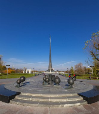 MOSCOW, RUSSIA - 17 Ekim 2019: VDNK sergi merkezi yakınlarındaki Kozmonotlar Müzesi 'nin parkındaki Uzay Anıtı Fatihleri, Rusya        