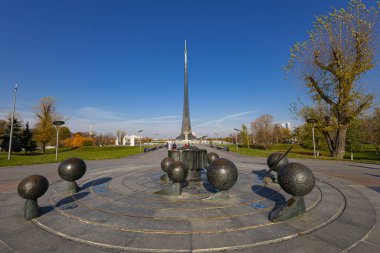 MOSCOW, RUSSIA - 17 Ekim 2019: VDNK sergi merkezi yakınlarındaki Kozmonotlar Müzesi 'nin parkındaki Uzay Anıtı Fatihleri, Rusya        
