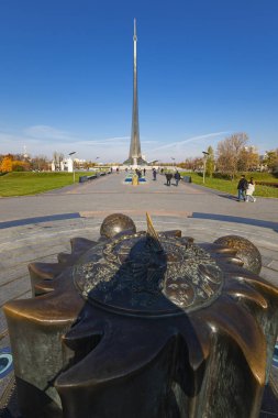 MOSCOW, RUSSIA - 17 Ekim 2019: VDNK sergi merkezi yakınlarındaki Kozmonotlar Müzesi 'nin parkındaki Uzay Anıtı Fatihleri, Rusya        