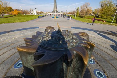 MOSCOW, RUSSIA - 17 Ekim 2019: VDNK sergi merkezi yakınlarındaki Kozmonotlar Müzesi 'nin parkındaki Uzay Anıtı Fatihleri, Rusya        