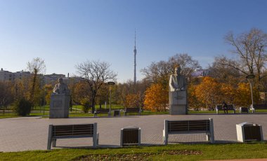 MOSCOW, RUSSIA - 17 Ekim 2019: VDNK sergi merkezi yakınlarındaki Kozmonotlar Müzesi 'nin parkındaki Uzay Anıtı Fatihleri, Rusya        