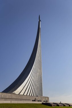 MOSCOW, RUSSIA - 17 Ekim 2019: VDNK sergi merkezi yakınlarındaki Kozmonotlar Müzesi 'nin parkındaki Uzay Anıtı Fatihleri, Rusya        