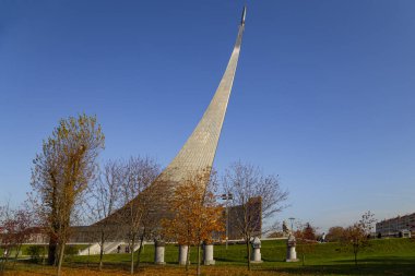 MOSCOW, RUSSIA - 17 Ekim 2019: VDNK sergi merkezi yakınlarındaki Kozmonotlar Müzesi 'nin parkındaki Uzay Anıtı Fatihleri, Rusya        