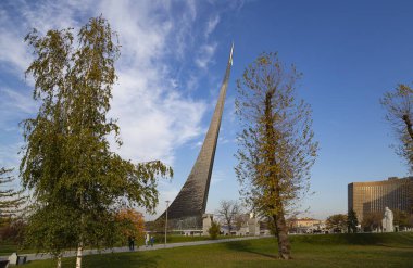 MOSCOW, RUSSIA - 17 Ekim 2019: VDNK sergi merkezi yakınlarındaki Kozmonotlar Müzesi 'nin parkındaki Uzay Anıtı Fatihleri, Rusya        