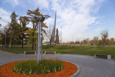 MOSCOW, RUSSIA - 17 Ekim 2019: VDNK sergi merkezi yakınlarındaki Kozmonotlar Müzesi 'nin parkındaki Uzay Anıtı Fatihleri, Rusya        
