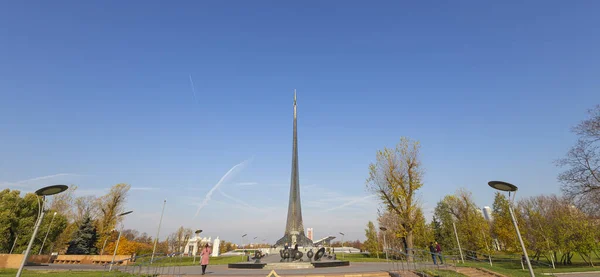 モスクワ ロシア 10月17 2019 Vdnk展示センター モスクワ ロシアの近くの宇宙博物館の屋外公園の宇宙記念碑の征服者 — ストック写真