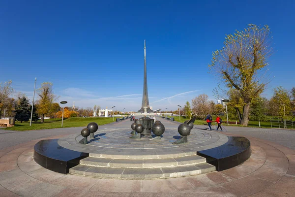 モスクワ ロシア 10月17 2019 Vdnk展示センター モスクワ ロシアの近くの宇宙博物館の屋外公園の宇宙記念碑の征服者 — ストック写真