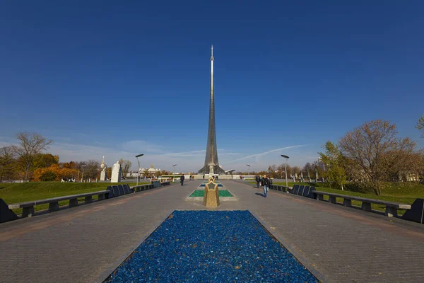 モスクワ ロシア 10月17 2019 Vdnk展示センター モスクワ ロシアの近くの宇宙博物館の屋外公園の宇宙記念碑の征服者 — ストック写真