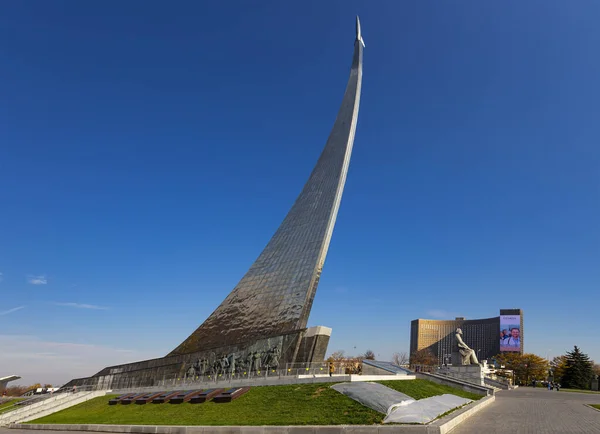 モスクワ ロシア 10月17 2019 Vdnk展示センター モスクワ ロシアの近くの宇宙博物館の屋外公園の宇宙記念碑の征服者 — ストック写真