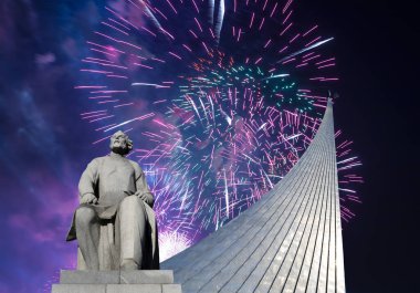 MOSCOW, RUSSIA - Mayıs 09 2019: Konstantin Tsiolkovsky ve Uzay Anıtı Fatihleri 'nin bir heykeli, Moskova, Rusya        