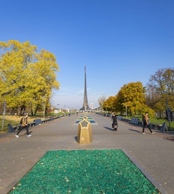 MOSCOW, RUSSIA - 17 Ekim 2019: VDNK sergi merkezi yakınlarındaki Kozmonotlar Müzesi 'nin parkındaki Uzay Anıtı Fatihleri, Rusya        