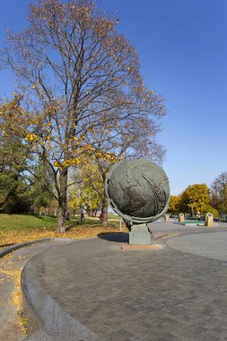 MOSCOW, RUSSIA - 17 Ekim 2019: Göksel küre-- Kozmonotlar Müzesi 'nin parktaki Fatihler Anıtı yakınlarında, VDNK sergi merkezi yakınlarında, Moskova, Rusya