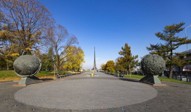 MOSCOW, RUSSIA - 17 Ekim 2019: VDNK sergi merkezi yakınlarındaki Kozmonotlar Müzesi 'nin parkındaki Uzay Anıtı Fatihleri, Rusya        