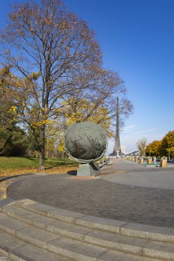 MOSCOW, RUSSIA - 17 Ekim 2019: Göksel küre-- Kozmonotlar Müzesi 'nin parktaki Fatihler Anıtı yakınlarında, VDNK sergi merkezi yakınlarında, Moskova, Rusya