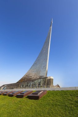 MOSCOW, RUSSIA - 17 Ekim 2019: VDNK sergi merkezi yakınlarındaki Kozmonotlar Müzesi 'nin parkındaki Uzay Anıtı Fatihleri, Rusya        