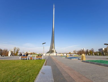 MOSCOW, RUSSIA - 17 Ekim 2019: VDNK sergi merkezi yakınlarındaki Kozmonotlar Müzesi 'nin parkındaki Uzay Anıtı Fatihleri, Rusya        