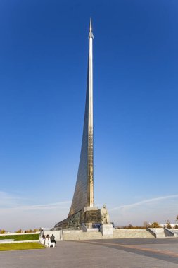MOSCOW, Rusya - 17 Ekim 2019: Uzay Anıtı Fatihleri, Moskova, Rusya. Rusçadan İngilizce çevirisi: Astronotların öncülü Konstantin Tsiolkovsky