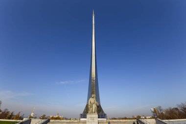 MOSCOW, Rusya - 17 Ekim 2019: Uzay Anıtı Fatihleri, Moskova, Rusya. Rusçadan İngilizce çevirisi: Astronotların öncülü Konstantin Tsiolkovsky