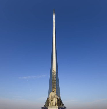 MOSCOW, RUSSIA - 17 Ekim 2019: VDNK sergi merkezi yakınlarındaki Kozmonotlar Müzesi 'nin parkındaki Uzay Anıtı Fatihleri, Rusya        