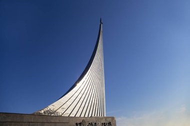 MOSCOW, RUSSIA - 17 Ekim 2019: VDNK sergi merkezi yakınlarındaki Kozmonotlar Müzesi 'nin parkındaki Uzay Anıtı Fatihleri, Rusya        