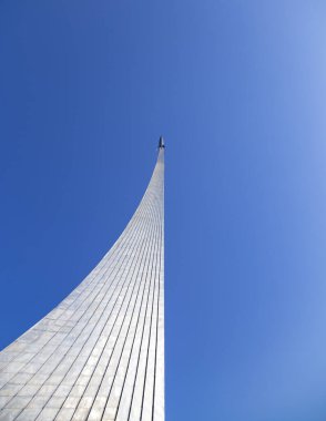 MOSCOW, RUSSIA - 17 Ekim 2019: VDNK sergi merkezi yakınlarındaki Kozmonotlar Müzesi 'nin parkındaki Uzay Anıtı Fatihleri, Rusya        
