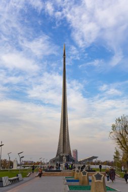 MOSCOW, RUSSIA - 17 Ekim 2019: VDNK sergi merkezi yakınlarındaki Kozmonotlar Müzesi 'nin parkındaki Uzay Anıtı Fatihleri, Rusya        