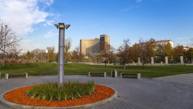 MOSCOW, RUSSIA - 17 Ekim 2019: Cosmos Oteli, Moskova 'nın kuzeydoğusundaki VDNK metrosunun çıkışına yakın.   