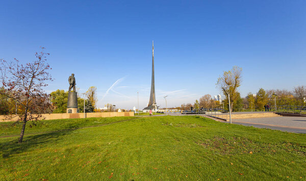 МОСКВА, РОССИЯ - 17 ОКТЯБРЯ 2019 г.: Завоеватели космического памятника в парке на открытом воздухе музея космонавтики, рядом с выставочным центром ВДНК, Москва, Россия
        