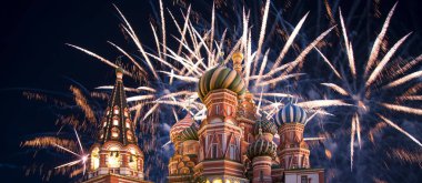 Kutsanmış Basil Tapınağı 'ndaki (Hendek Tapınağı) En Kutsal Theotokos Şefaat Katedrali ve Zafer Günü (Wwii), Kızıl Meydan, Moskova, Rusya şerefine havai fişekler