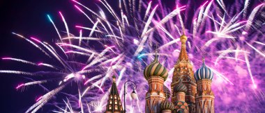 Kutsanmış Basil Tapınağı 'ndaki (Hendek Tapınağı) En Kutsal Theotokos Şefaat Katedrali ve Zafer Günü (Wwii), Kızıl Meydan, Moskova, Rusya şerefine havai fişekler