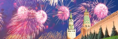 Moskova Kremlin ve Moskova 'nın en popüler manzarası Zafer Bayramı (Wwii), Kızıl Meydan, Moskova, Rusya onuruna havai fişekler.  