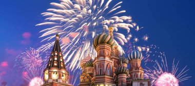 Kutsanmış Basil Tapınağı 'ndaki (Hendek Tapınağı) En Kutsal Theotokos Şefaat Katedrali ve Zafer Günü (Wwii), Kızıl Meydan, Moskova, Rusya şerefine havai fişekler
