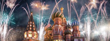 Kutsanmış Basil Tapınağı 'ndaki (Hendek Tapınağı) En Kutsal Theotokos Şefaat Katedrali ve Zafer Günü (Wwii), Kızıl Meydan, Moskova, Rusya şerefine havai fişekler