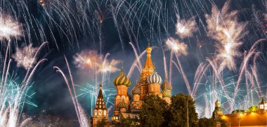Kutsanmış Basil Tapınağı 'ndaki (Hendek Tapınağı) En Kutsal Theotokos Şefaat Katedrali ve Zafer Günü (Wwii), Kızıl Meydan, Moskova, Rusya şerefine havai fişekler