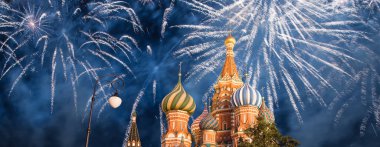Kutsanmış Basil Tapınağı 'ndaki (Hendek Tapınağı) En Kutsal Theotokos Şefaat Katedrali ve Zafer Günü (Wwii), Kızıl Meydan, Moskova, Rusya şerefine havai fişekler