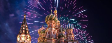 Kutsanmış Basil Tapınağı 'ndaki (Hendek Tapınağı) En Kutsal Theotokos Şefaat Katedrali ve Zafer Günü (Wwii), Kızıl Meydan, Moskova, Rusya şerefine havai fişekler