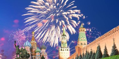 Moskova Kremlin ve Moskova 'nın en popüler manzarası Zafer Bayramı (Wwii), Kızıl Meydan, Moskova, Rusya onuruna havai fişekler.  