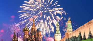 Moskova Kremlin ve Moskova 'nın en popüler manzarası Zafer Bayramı (Wwii), Kızıl Meydan, Moskova, Rusya onuruna havai fişekler.  