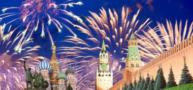 Moskova Kremlin ve Moskova 'nın en popüler manzarası Zafer Bayramı (Wwii), Kızıl Meydan, Moskova, Rusya onuruna havai fişekler.  
