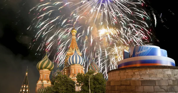 Tempel Basilius Des Seligen Und Feuerwerk Ehren Der Feierlichkeiten Zum — Stockfoto