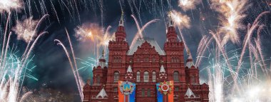 MOSCOW, RUSSIA - Mayıs 09 2019: Devlet Tarihi Müzesi ve Zafer Günü kutlamaları (2. Dünya Savaşı), Kızıl Meydan, Moskova, Rusya onuruna havai fişekler. Rusçadan İngilizce çevirisi: SSCB, Zafer. Vatansever savaş
