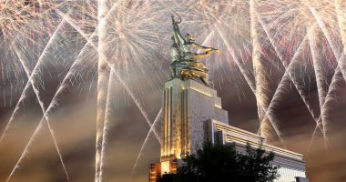 MOSCOW, RUSSIA - Mayıs, 09 2019: Sovyet anıtı Rabochiy i Kolkhoznitsa (İşçi ve Kolkhoz Kadın) heykeltraş Vera Mukhina (1937 yapımı) ve Zafer Günü (2. Dünya Savaşı) onuruna havai fişekler 
