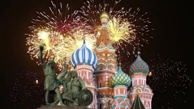 Kutsanmış Basil Tapınağı ve Zafer Günü (2. Dünya Savaşı) onuruna havai fişekler. 